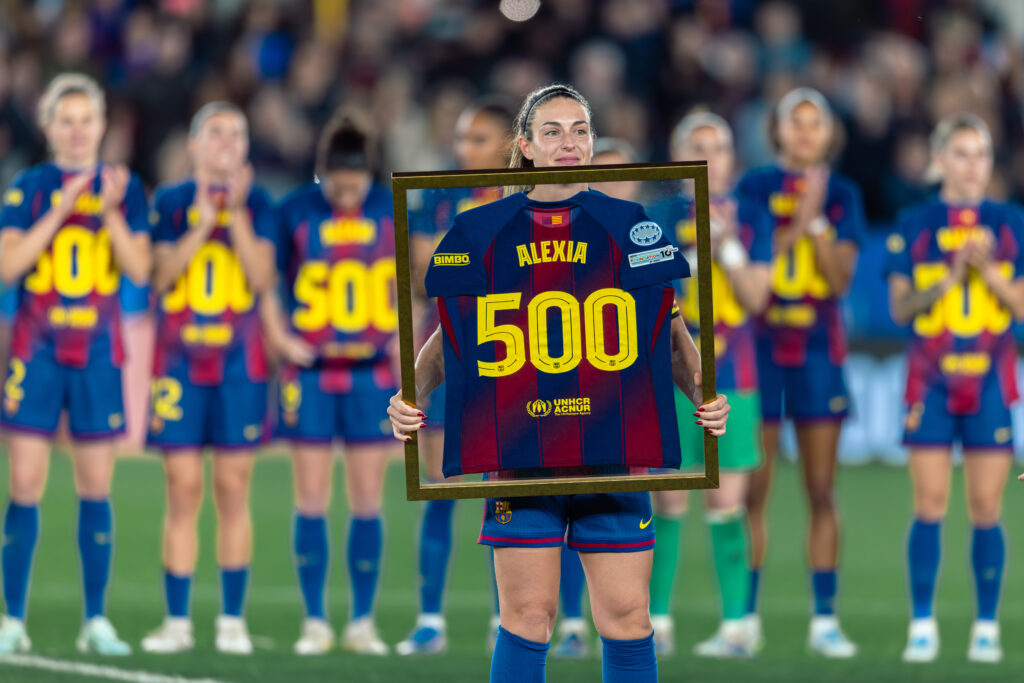 Alexia Putellas en un partido de la UWCL con la camiseta conmemorativa de 500 partidos Alexia Putellas recibe una camiseta conmemorativa tras por sus 500 partidos en el Spotify Camp Nou durante un partido de la UWCL (UEFA Women's Champions League).