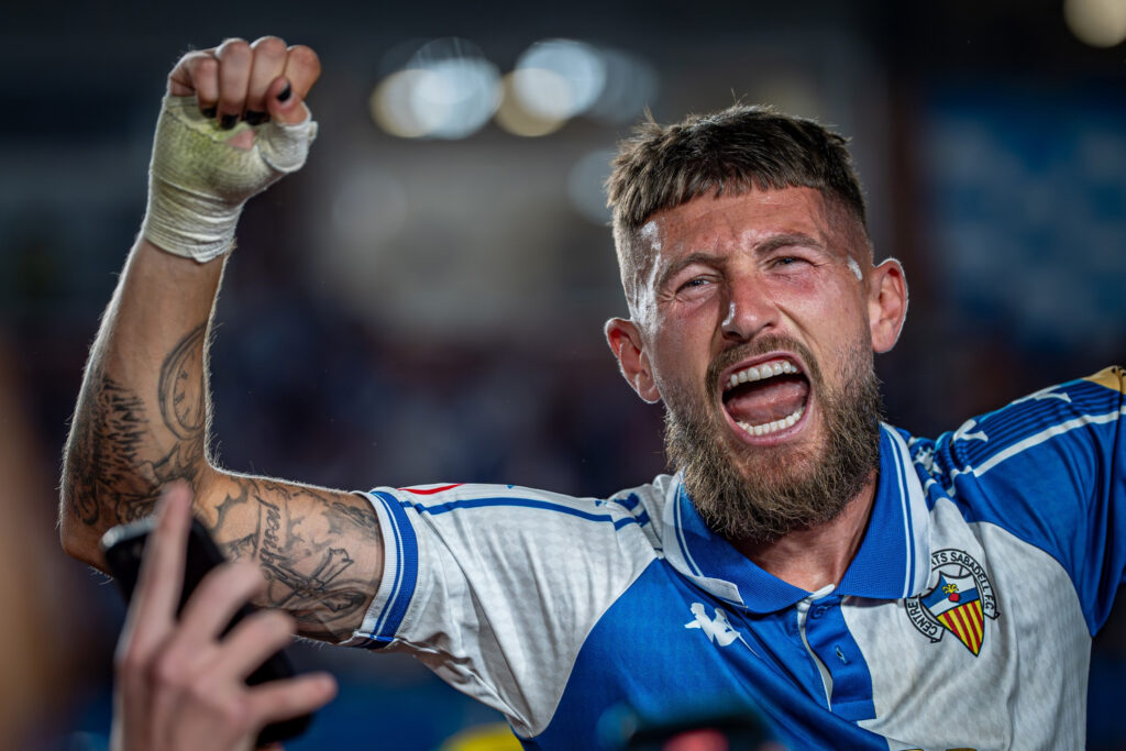 Jugador del CE Sabadell celebrando el ascenso a Segunda División (La Liga Hypermotion) Jugador del CE Sabadell celebrando el ascenso a Segunda División (La Liga Hypermotion) en la Nova Creu Alta en Sabadell tras la final con el Zamora