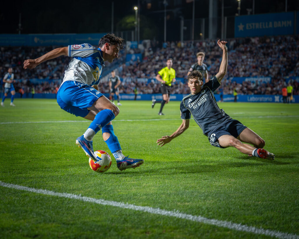 Foto del partido de playoffs del CE Sabadell - Real Madrid Castilla Regate de jugador del CE Sabadell contra el Real Madrid Castilla en los playoffs para ascenso a segunda división.